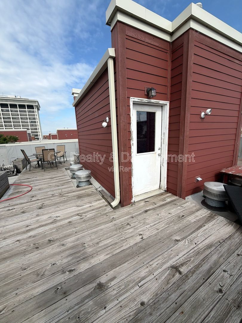 *** 3 BED 2 BATH TOWNHOUSE / LAUNDRY IN UNIT / PARKING INCLUDED *** property image