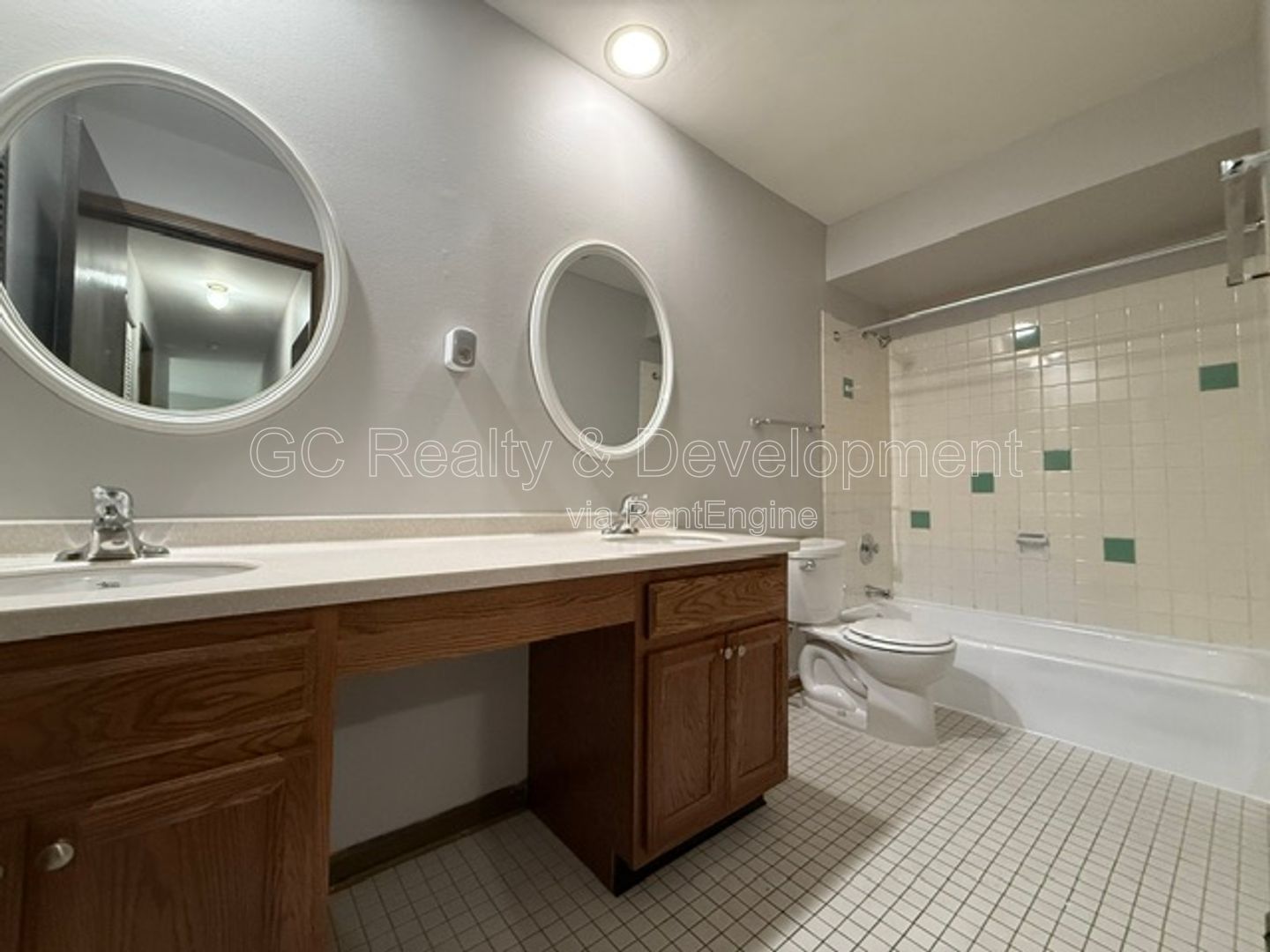 *** 2 BDRM / 2 PARKING SPOTS / TENANTS ONLY PAY ELECTRIC / NEAR SHOPPING & TRANSIT *** property image