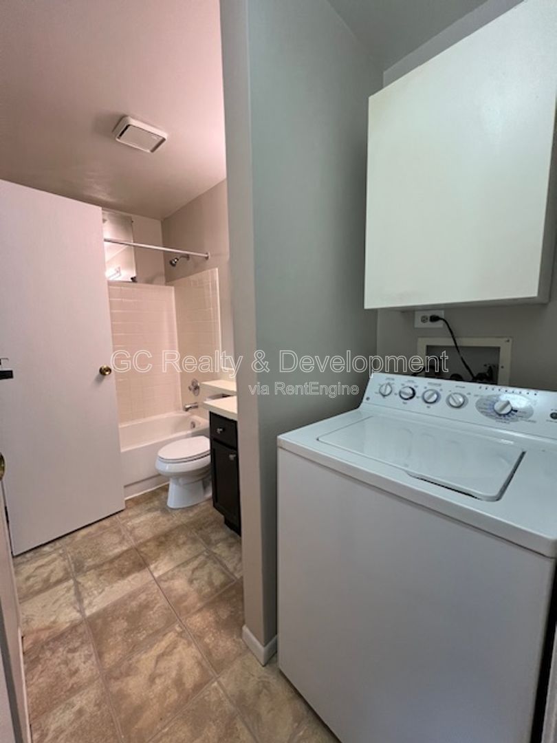 *** 1 BDRM / SS APPL INCL / LAUNDRY IN UNIT / 1 PARKING SPOT / TENANT PAYS GAS & ELECTRIC *** property image