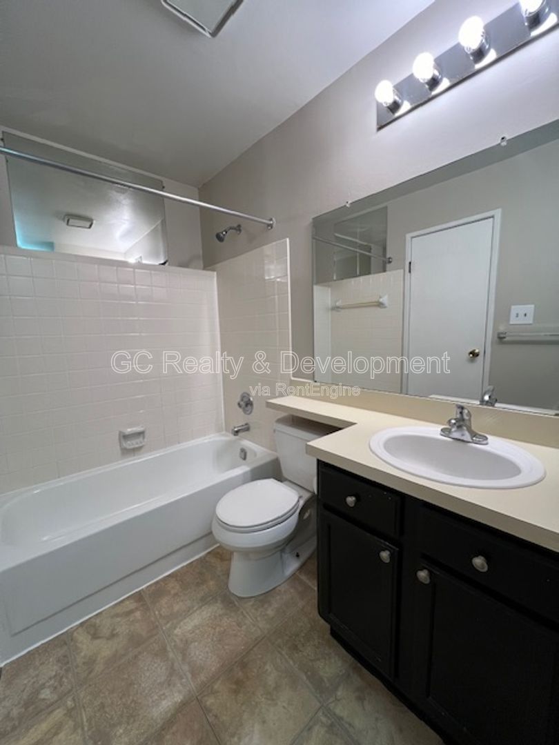 *** 1 BDRM / SS APPL INCL / LAUNDRY IN UNIT / 1 PARKING SPOT / TENANT PAYS GAS & ELECTRIC *** property image