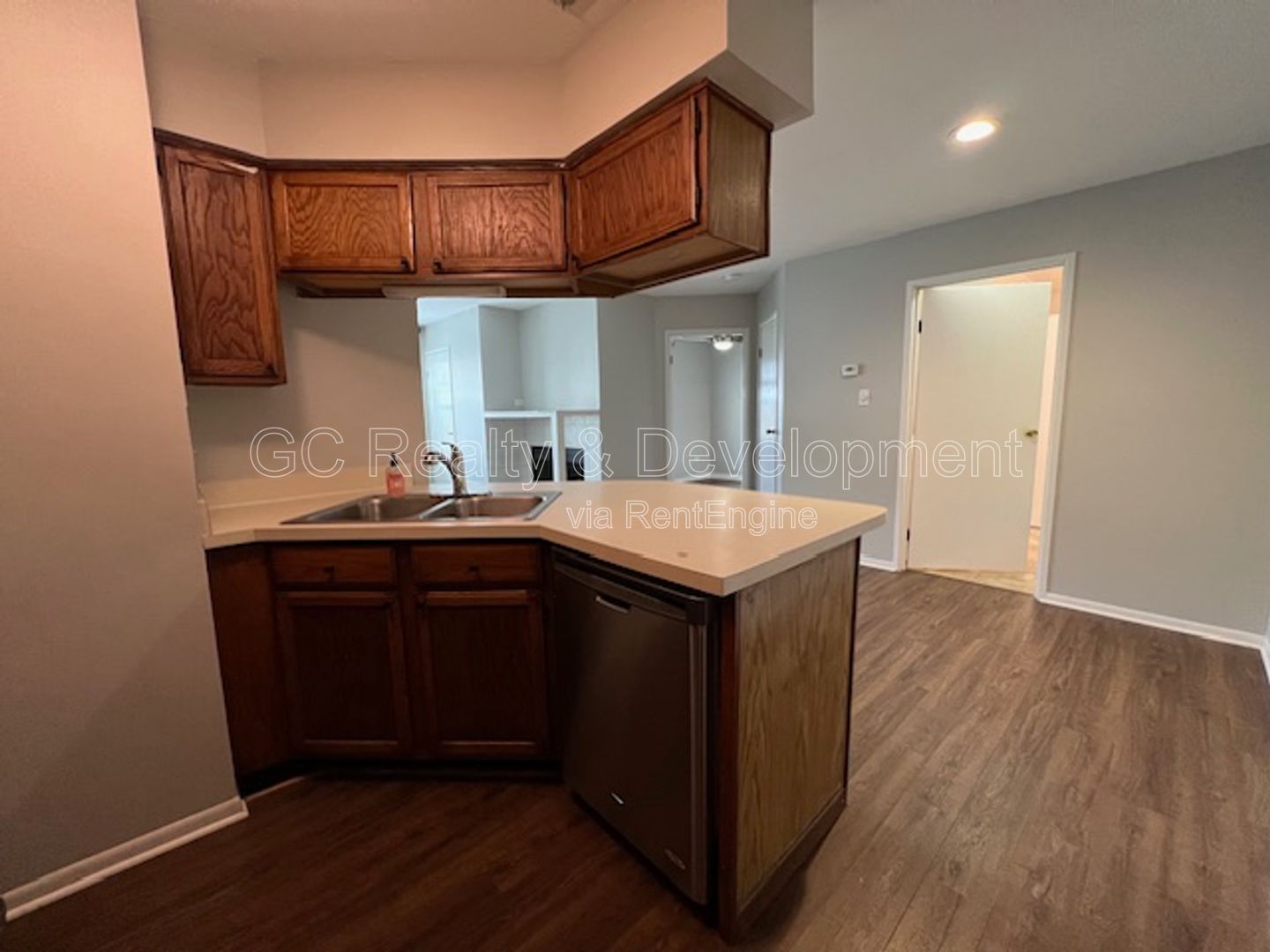 *** 1 BDRM / SS APPL INCL / LAUNDRY IN UNIT / 1 PARKING SPOT / TENANT PAYS GAS & ELECTRIC *** property image