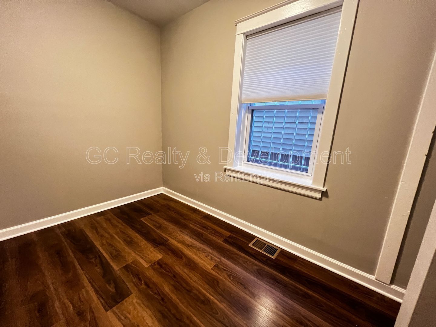 *** COMING SOON 07/15/26! / 3 BDRMS - 2 BTH / CENTRAL AIR / SS APPL / FREE LAUNDRY IN BUILDING *** property image