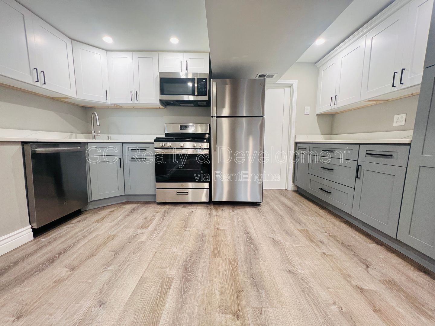 ***W&D IN UNIT / GARAGE PARKING AVAIL / FIN BASEMENT / PET FRIENDLY / SHOPPING & RESTAURANTS NEARBY *** property image