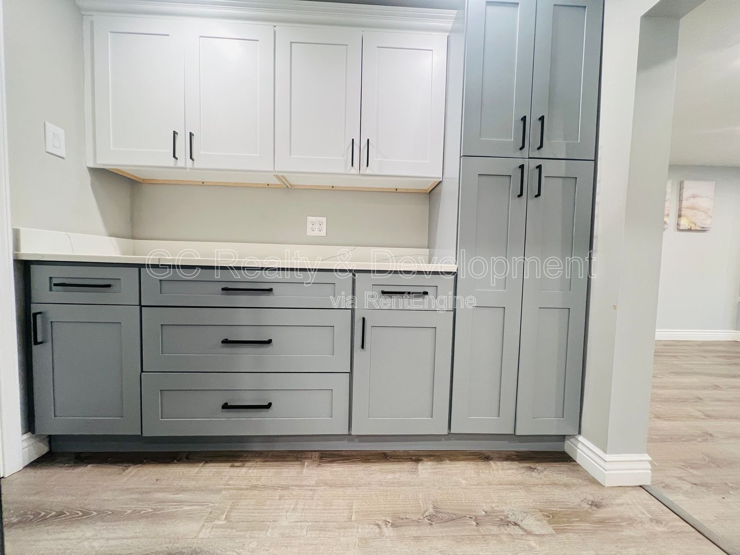 ***W&D IN UNIT / GARAGE PARKING AVAIL / FIN BASEMENT / PET FRIENDLY / SHOPPING & RESTAURANTS NEARBY *** property image