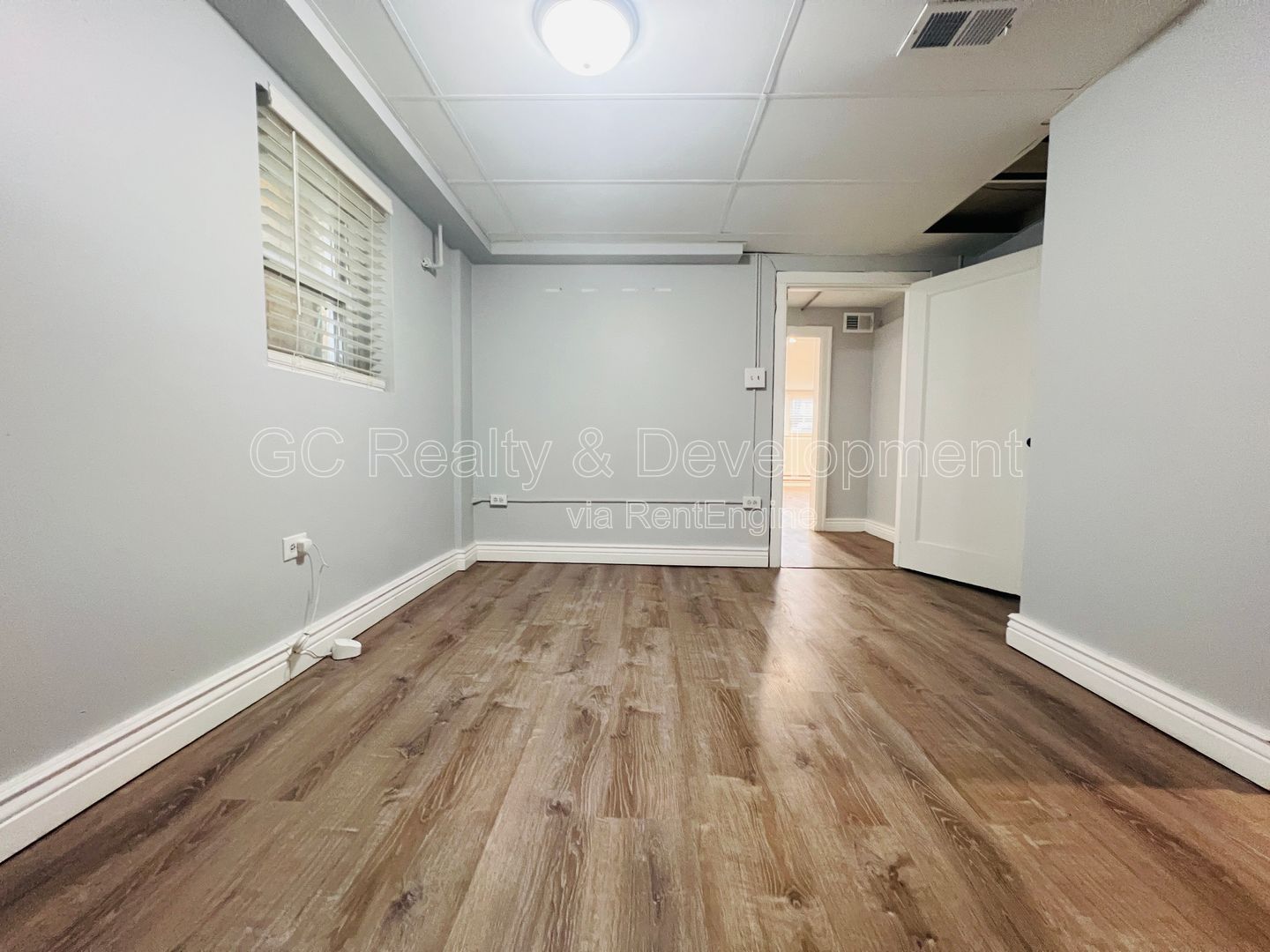 ***W&D IN UNIT / GARAGE PARKING AVAIL / FIN BASEMENT / PET FRIENDLY / SHOPPING & RESTAURANTS NEARBY *** property image