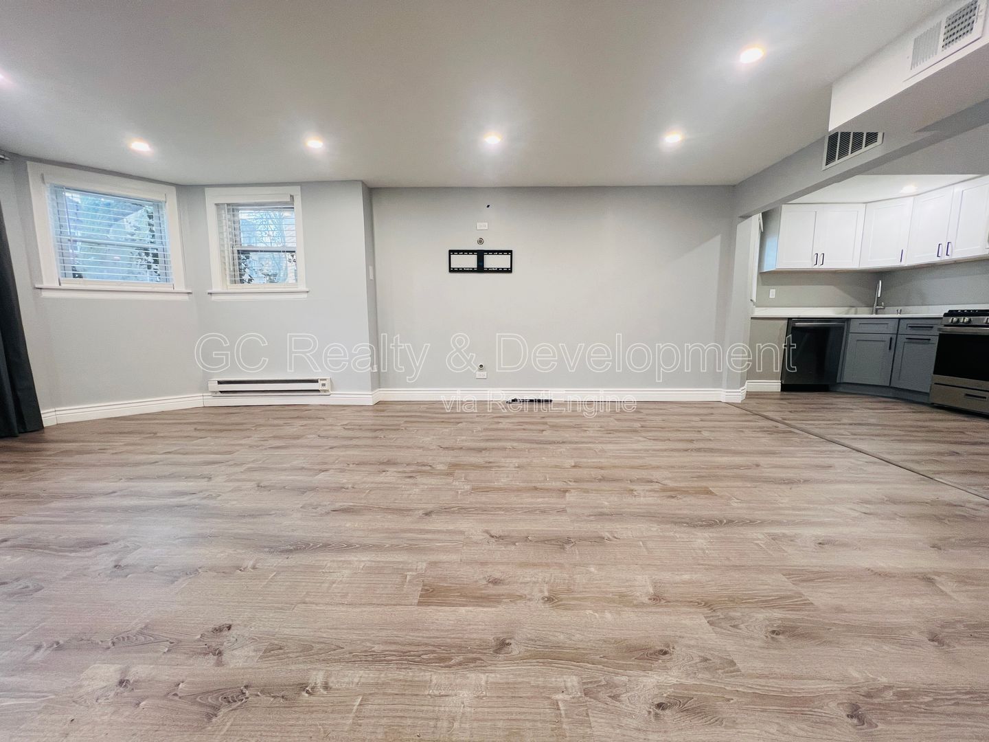 ***W&D IN UNIT / GARAGE PARKING AVAIL / FIN BASEMENT / PET FRIENDLY / SHOPPING & RESTAURANTS NEARBY *** property image