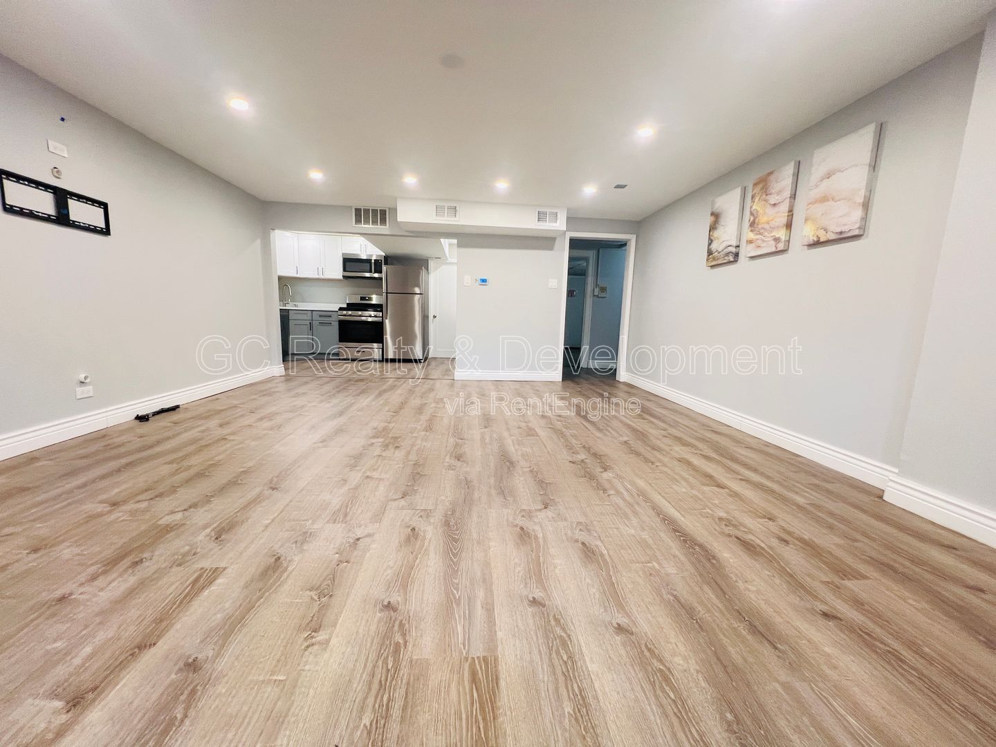 ***W&D IN UNIT / GARAGE PARKING AVAIL / FIN BASEMENT / PET FRIENDLY / SHOPPING & RESTAURANTS NEARBY *** property image