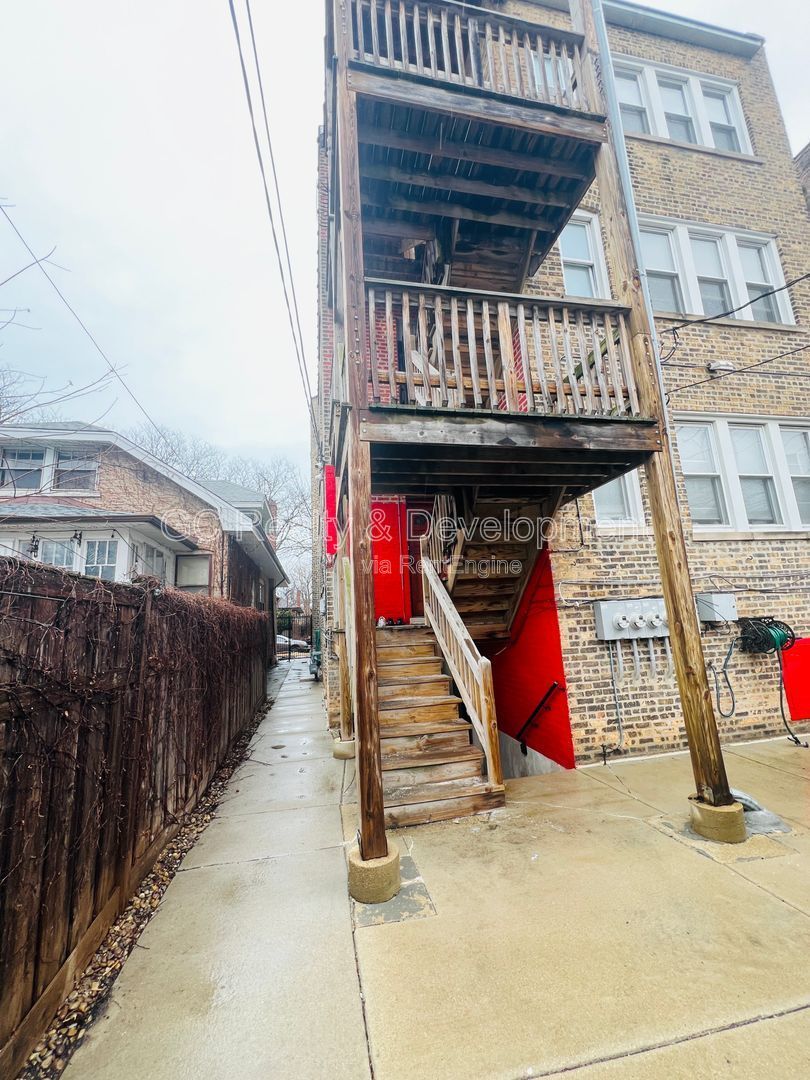***W&D IN UNIT / GARAGE PARKING AVAIL / FIN BASEMENT / PET FRIENDLY / SHOPPING & RESTAURANTS NEARBY *** property image