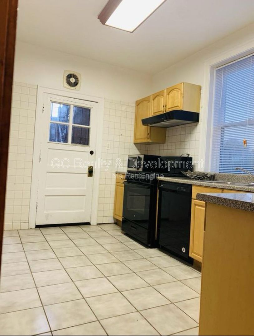 *** 3 BDRM - 1.5 BATH / IN UNIT LAUNDRY / GARAGE PARKING / PET FRIENDLY / CENTRAL AC *** property image