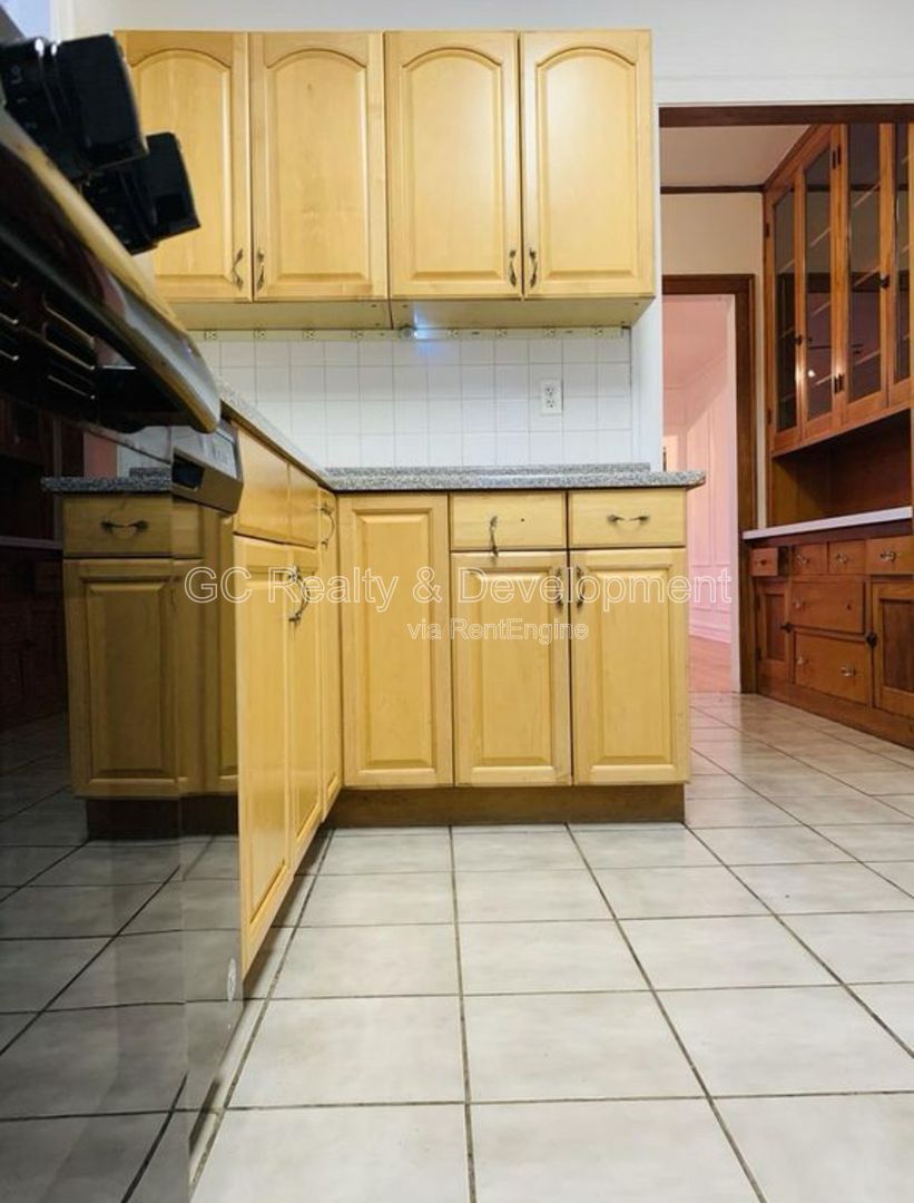 *** 3 BDRM - 1.5 BATH / IN UNIT LAUNDRY / GARAGE PARKING / PET FRIENDLY / CENTRAL AC *** property image