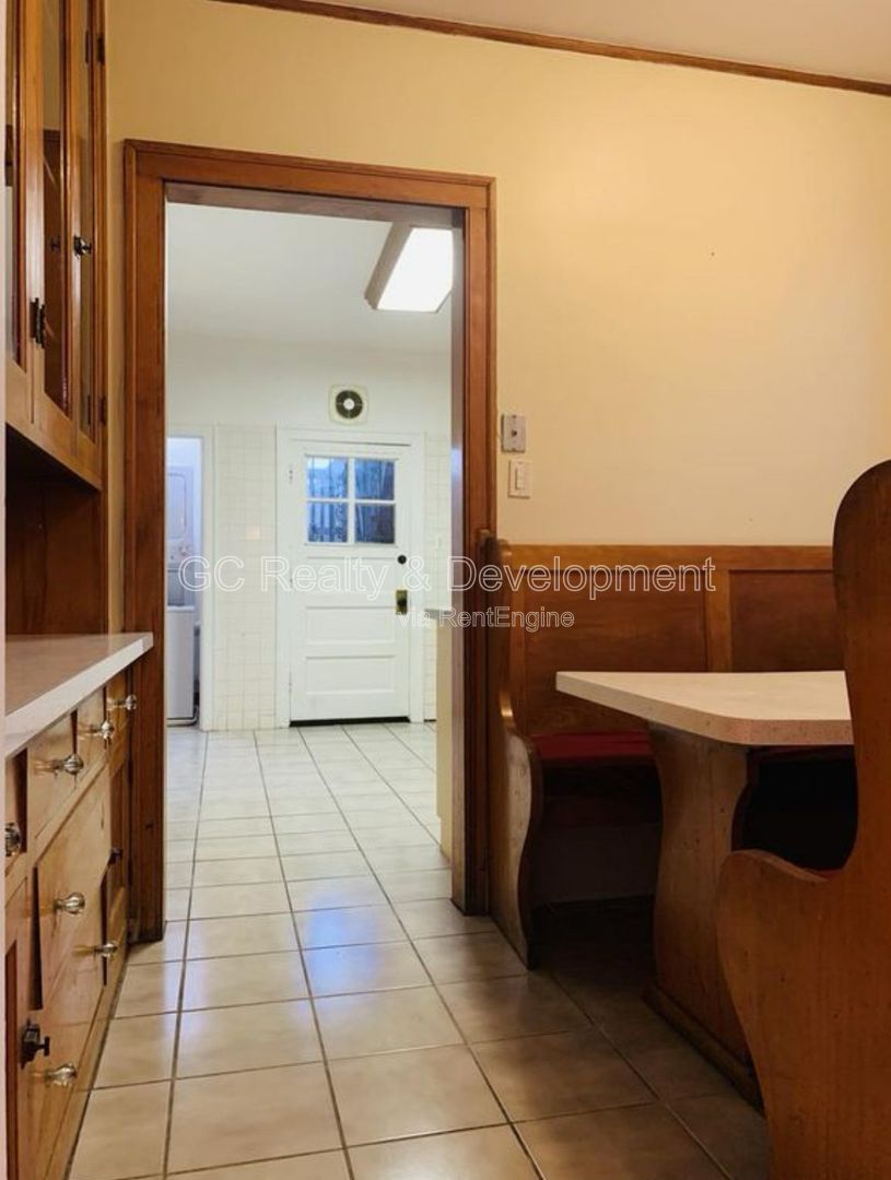*** 3 BDRM - 1.5 BATH / IN UNIT LAUNDRY / GARAGE PARKING / PET FRIENDLY / CENTRAL AC *** property image