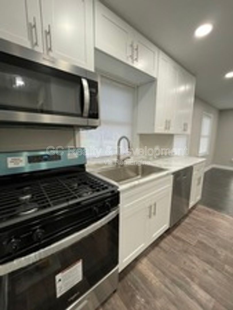 *** DOWNERS GROVE / COMPLETELY UPDATED RANCH / FULL BSMT / 2 CAR GARAGE *** property image
