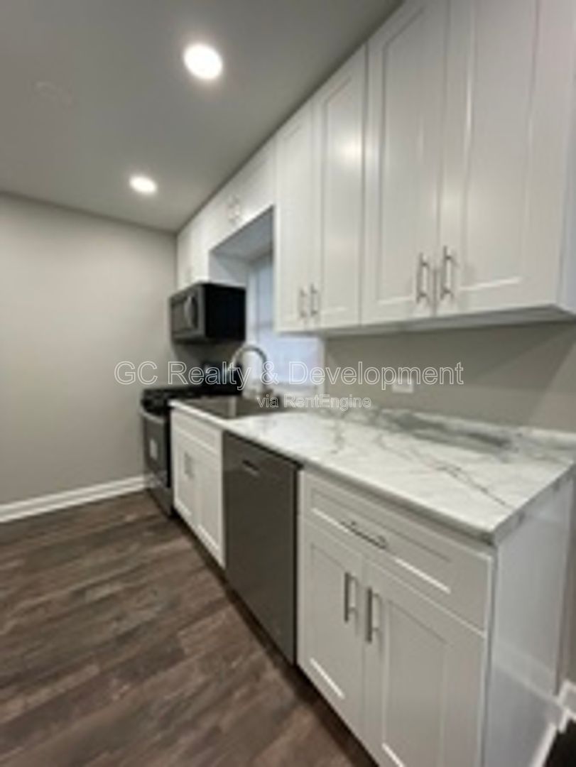 *** DOWNERS GROVE / COMPLETELY UPDATED RANCH / FULL BSMT / 2 CAR GARAGE *** property image