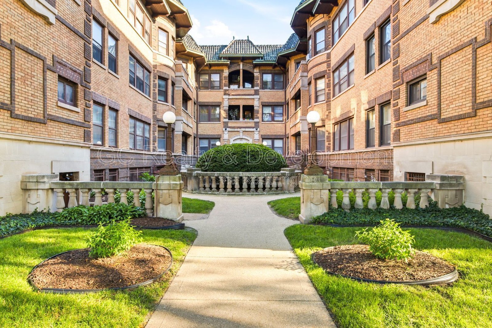 *** 2BR - 1BA / HARDWOOD FLOORS / LARGE CLOSETS / PET FRIENDLY / COMMUTER FRIENDLY *** property image