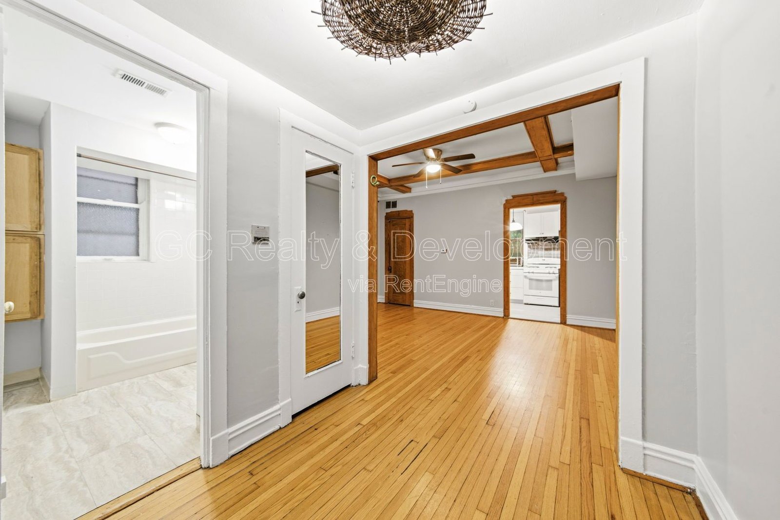 *** 2BR - 1BA / HARDWOOD FLOORS / LARGE CLOSETS / PET FRIENDLY / COMMUTER FRIENDLY *** property image