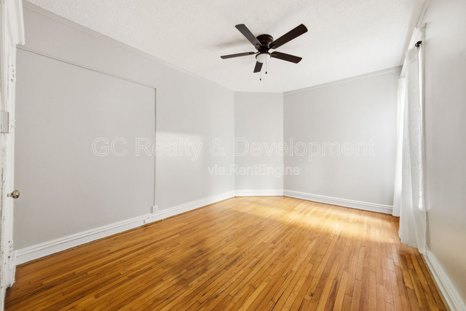 *** 2BR - 1BA / HARDWOOD FLOORS / LARGE CLOSETS / PET FRIENDLY / COMMUTER FRIENDLY *** property image