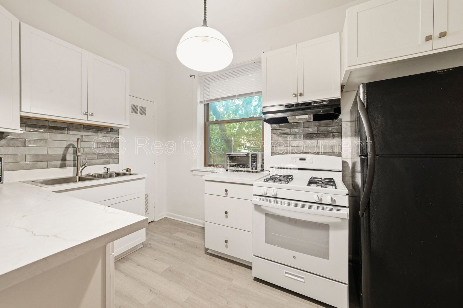 *** 2BR - 1BA / HARDWOOD FLOORS / LARGE CLOSETS / PET FRIENDLY / COMMUTER FRIENDLY *** property image