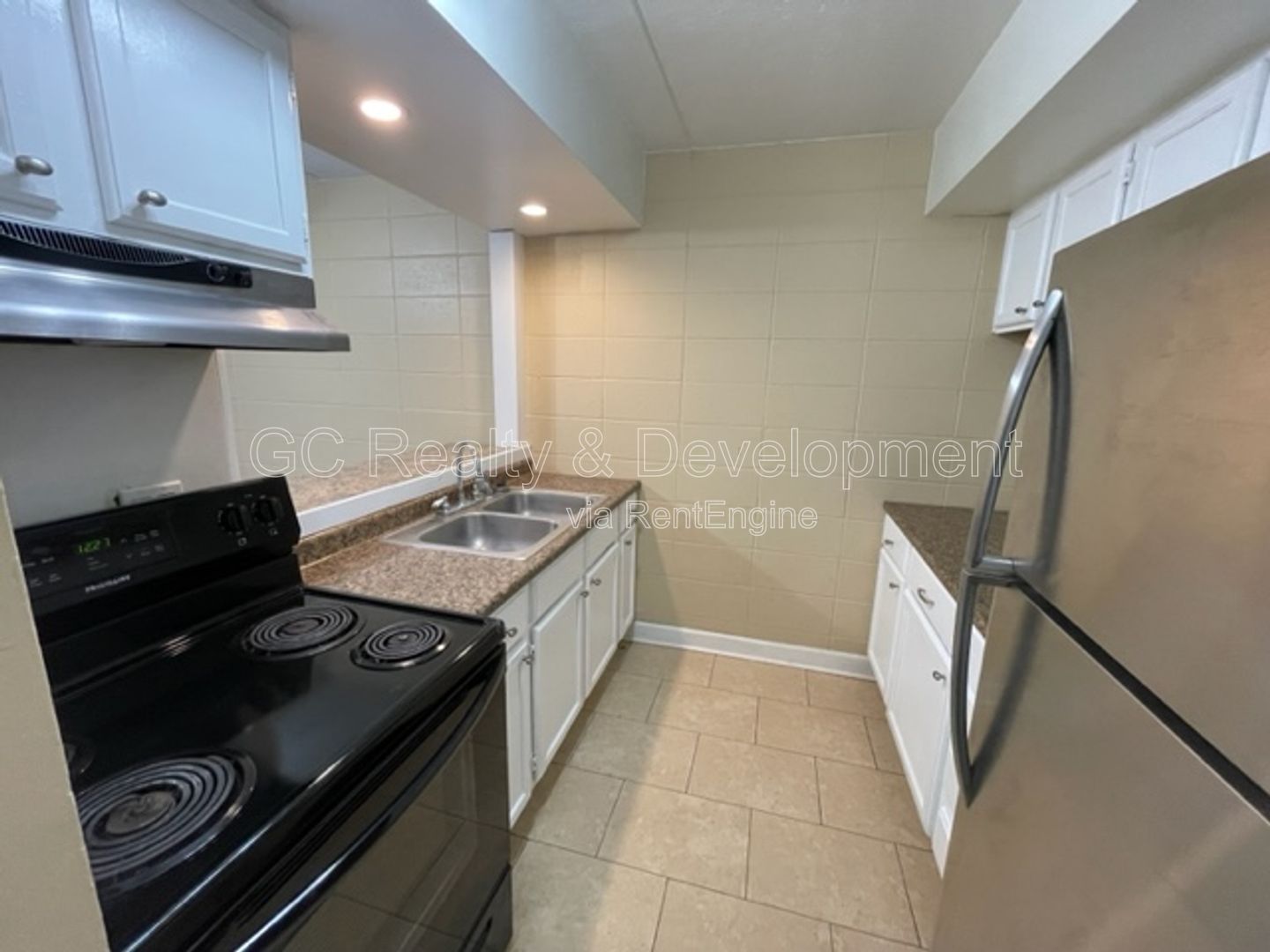 *** CRYSTAL LAKE LOCATION / 2BR-1BA / APPLIANCES INCL / TENANT ONLY PAYS ELECTRIC *** property image