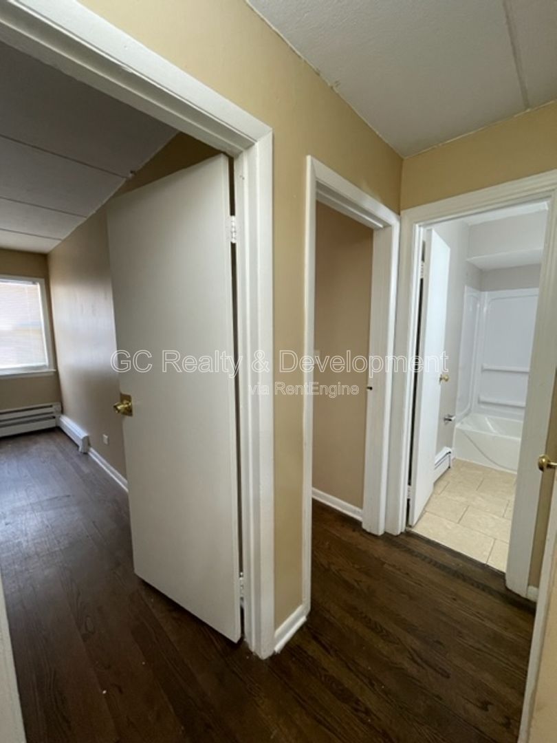 *** CRYSTAL LAKE LOCATION / 2BR-1BA / APPLIANCES INCL / TENANT ONLY PAYS ELECTRIC *** property image