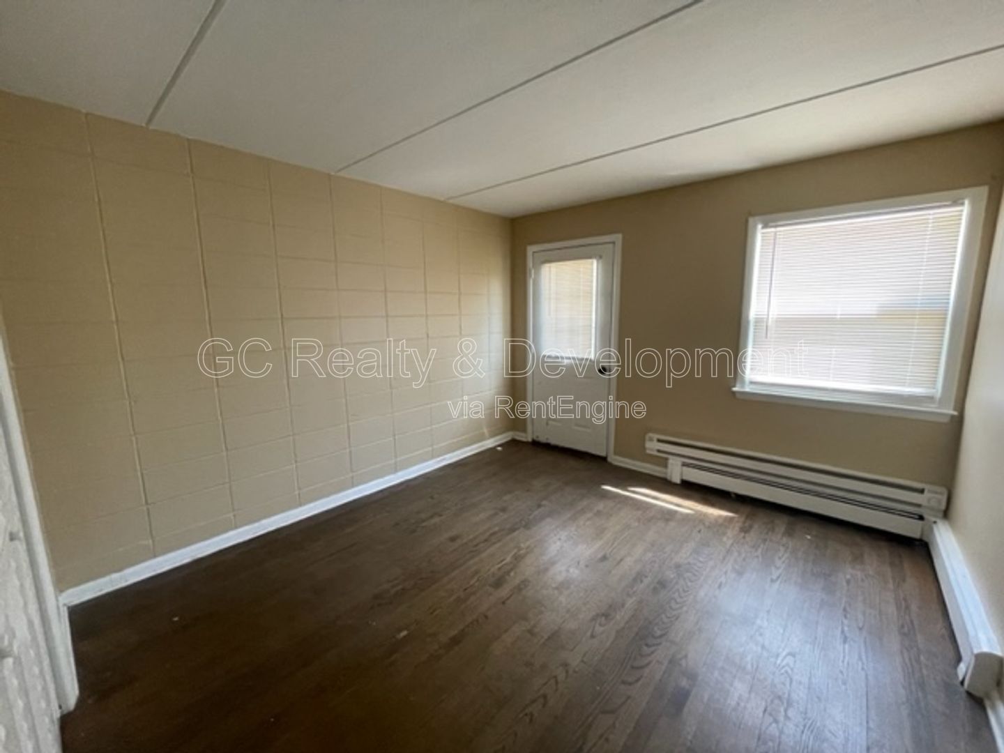 *** CRYSTAL LAKE LOCATION / 2BR-1BA / APPLIANCES INCL / TENANT ONLY PAYS ELECTRIC *** property image