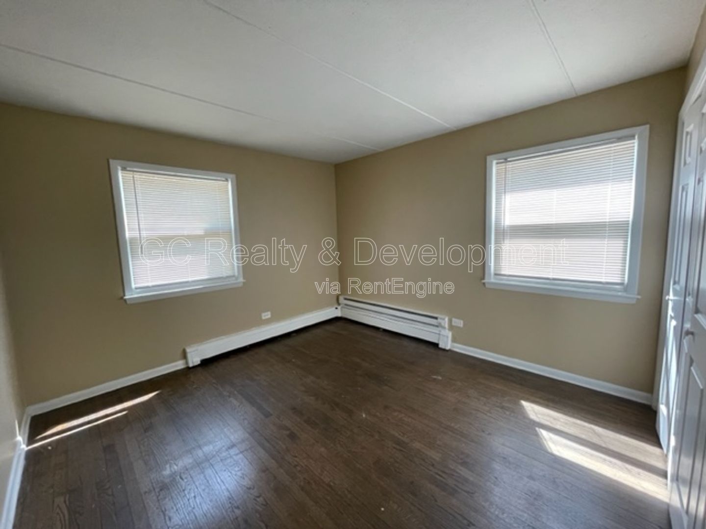 *** CRYSTAL LAKE LOCATION / 2BR-1BA / APPLIANCES INCL / TENANT ONLY PAYS ELECTRIC *** property image