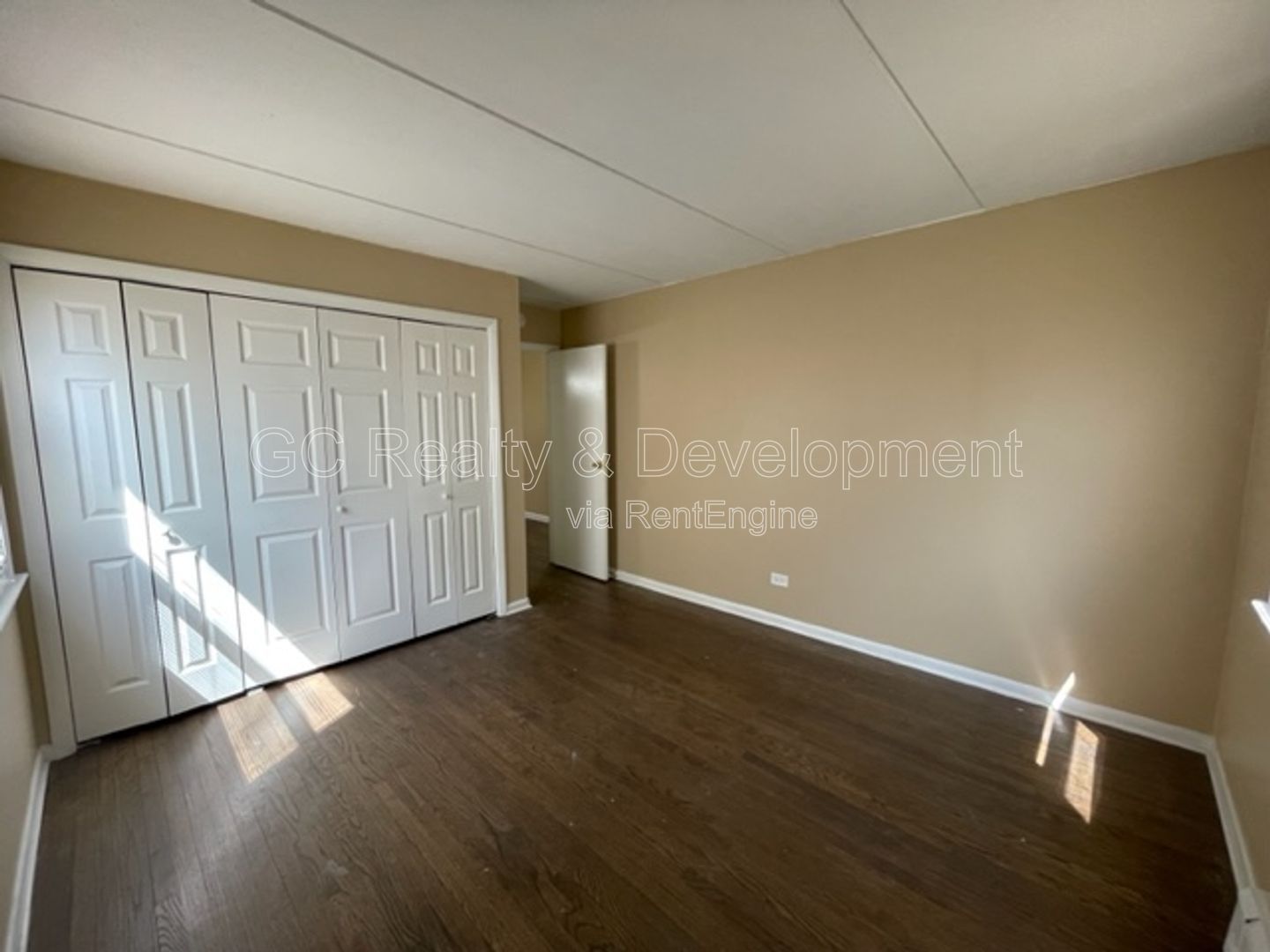 *** CRYSTAL LAKE LOCATION / 2BR-1BA / APPLIANCES INCL / TENANT ONLY PAYS ELECTRIC *** property image