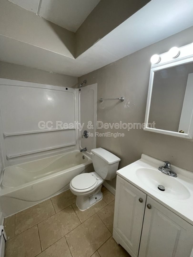 *** CRYSTAL LAKE LOCATION / 2BR-1BA / APPLIANCES INCL / TENANT ONLY PAYS ELECTRIC *** property image
