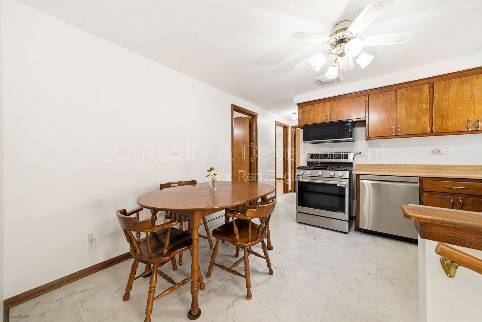 *** 3 BDRM - 2 BTH / CENTRAL AC / DETACHED GARAGE / IN UNIT LAUNDRY / PET FRIENDLY *** property image
