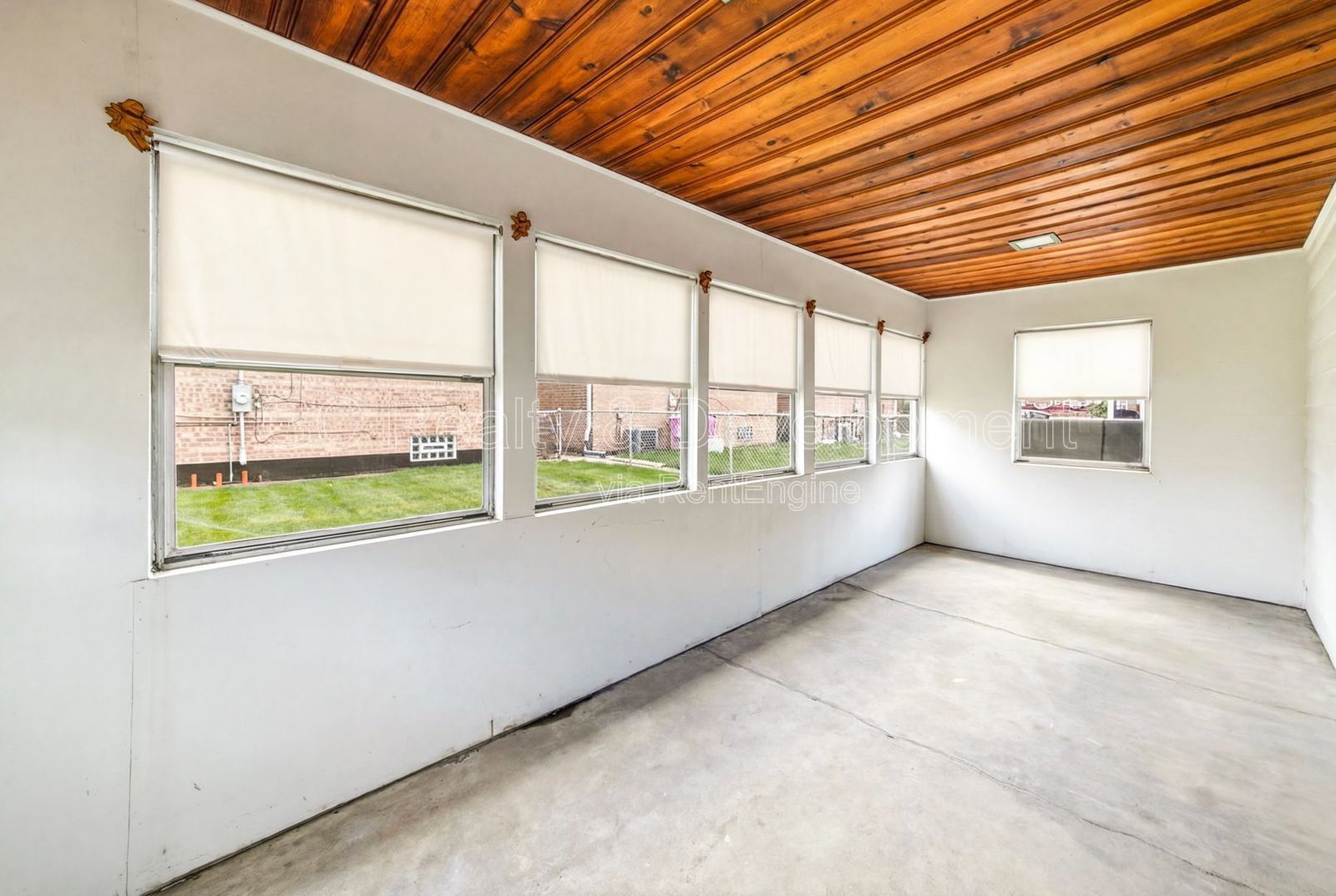 *** 3 BDRM - 2 BTH / CENTRAL AC / DETACHED GARAGE / IN UNIT LAUNDRY / PET FRIENDLY *** property image