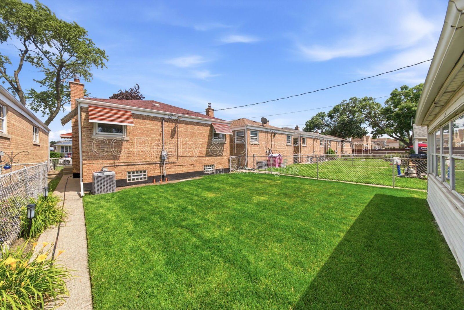 *** 3 BDRM - 2 BTH / CENTRAL AC / DETACHED GARAGE / IN UNIT LAUNDRY / PET FRIENDLY *** property image
