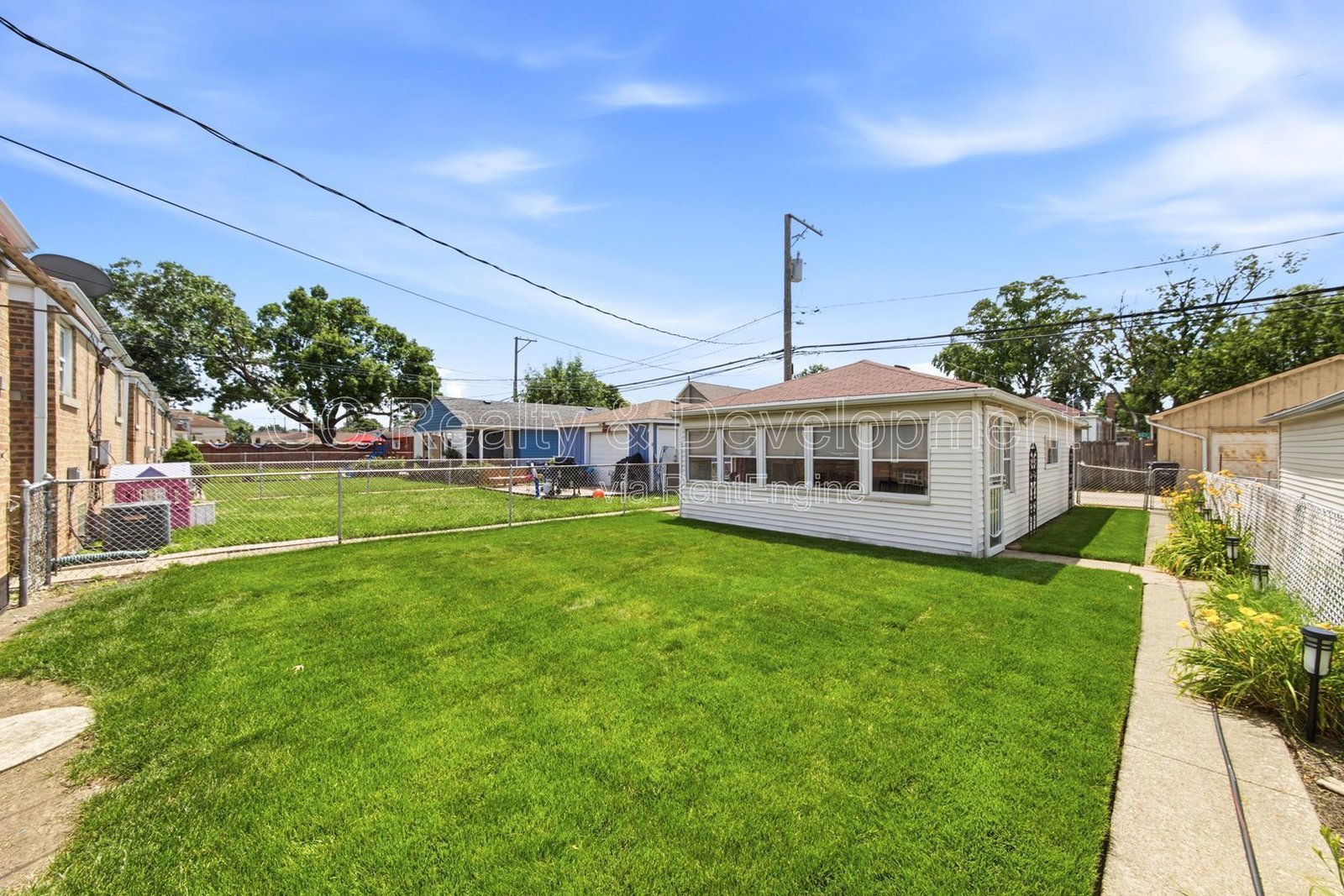 *** 3 BDRM - 2 BTH / CENTRAL AC / DETACHED GARAGE / IN UNIT LAUNDRY / PET FRIENDLY *** property image