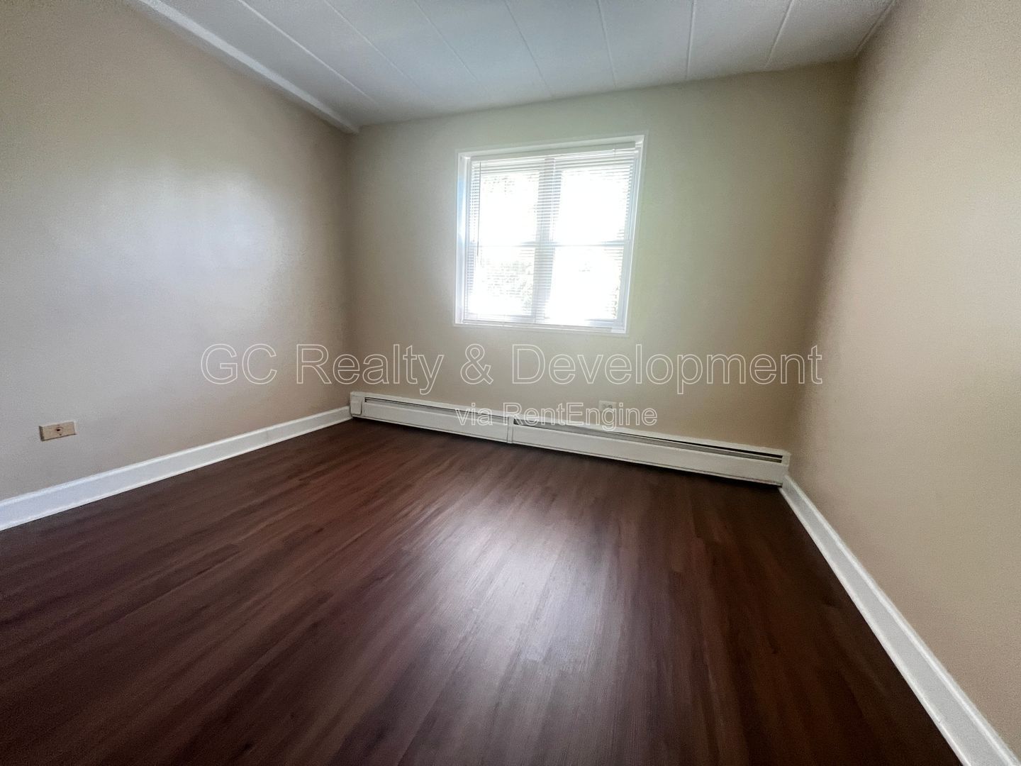 ***AVAILABLE 8-15-26! / TOP FLOOR / TENANT PAYS ELECTRIC ONLY / 2 BDRM - 1 BTH / APPL INCL / LAUNDY IN BUILDING*** property image