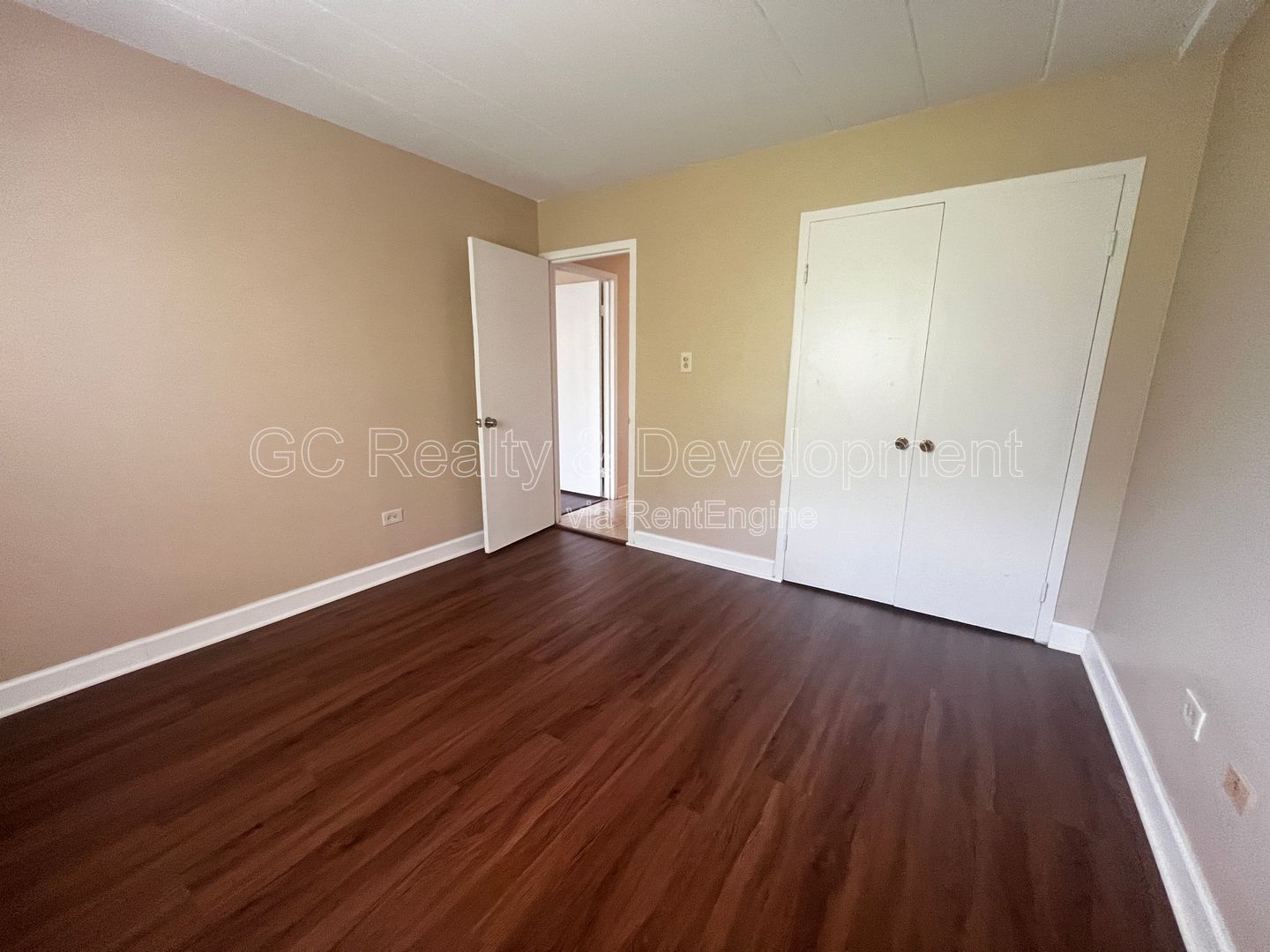 ***AVAILABLE 8-15-26! / TOP FLOOR / TENANT PAYS ELECTRIC ONLY / 2 BDRM - 1 BTH / APPL INCL / LAUNDY IN BUILDING*** property image
