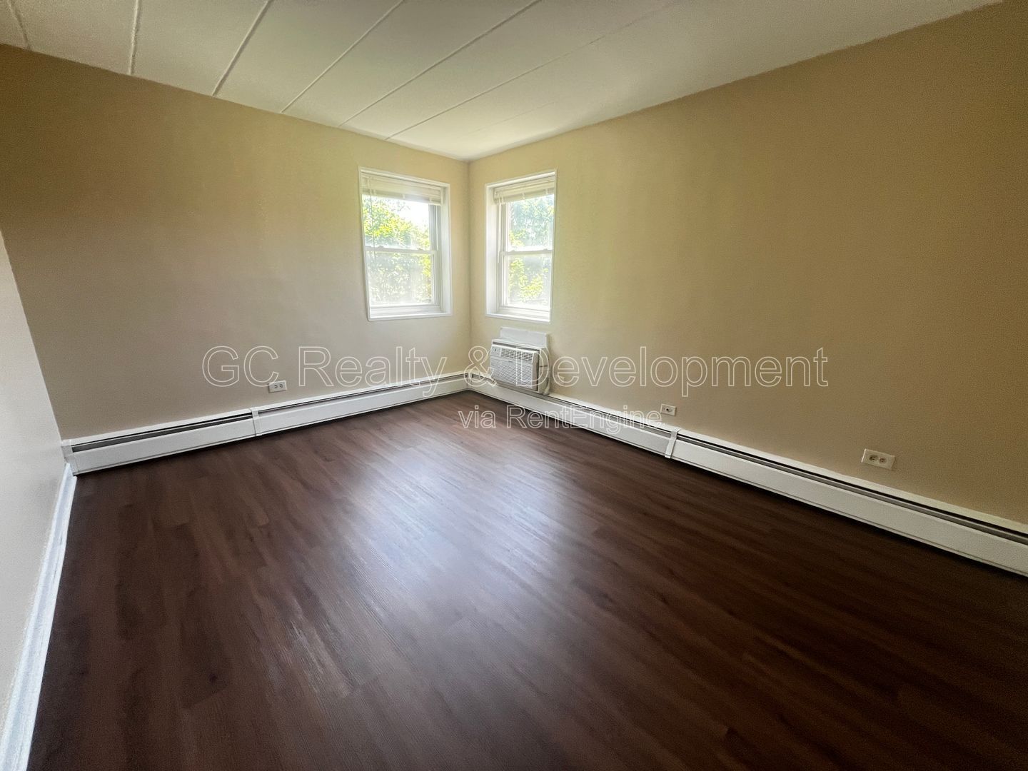 ***AVAILABLE 8-15-26! / TOP FLOOR / TENANT PAYS ELECTRIC ONLY / 2 BDRM - 1 BTH / APPL INCL / LAUNDY IN BUILDING*** property image