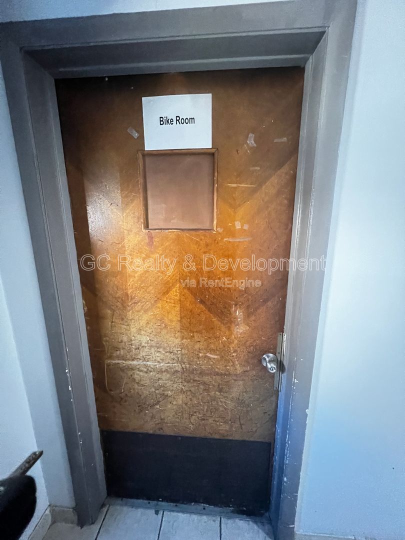 ***AVAILABLE 8-15-26! / TOP FLOOR / TENANT PAYS ELECTRIC ONLY / 2 BDRM - 1 BTH / APPL INCL / LAUNDY IN BUILDING*** property image