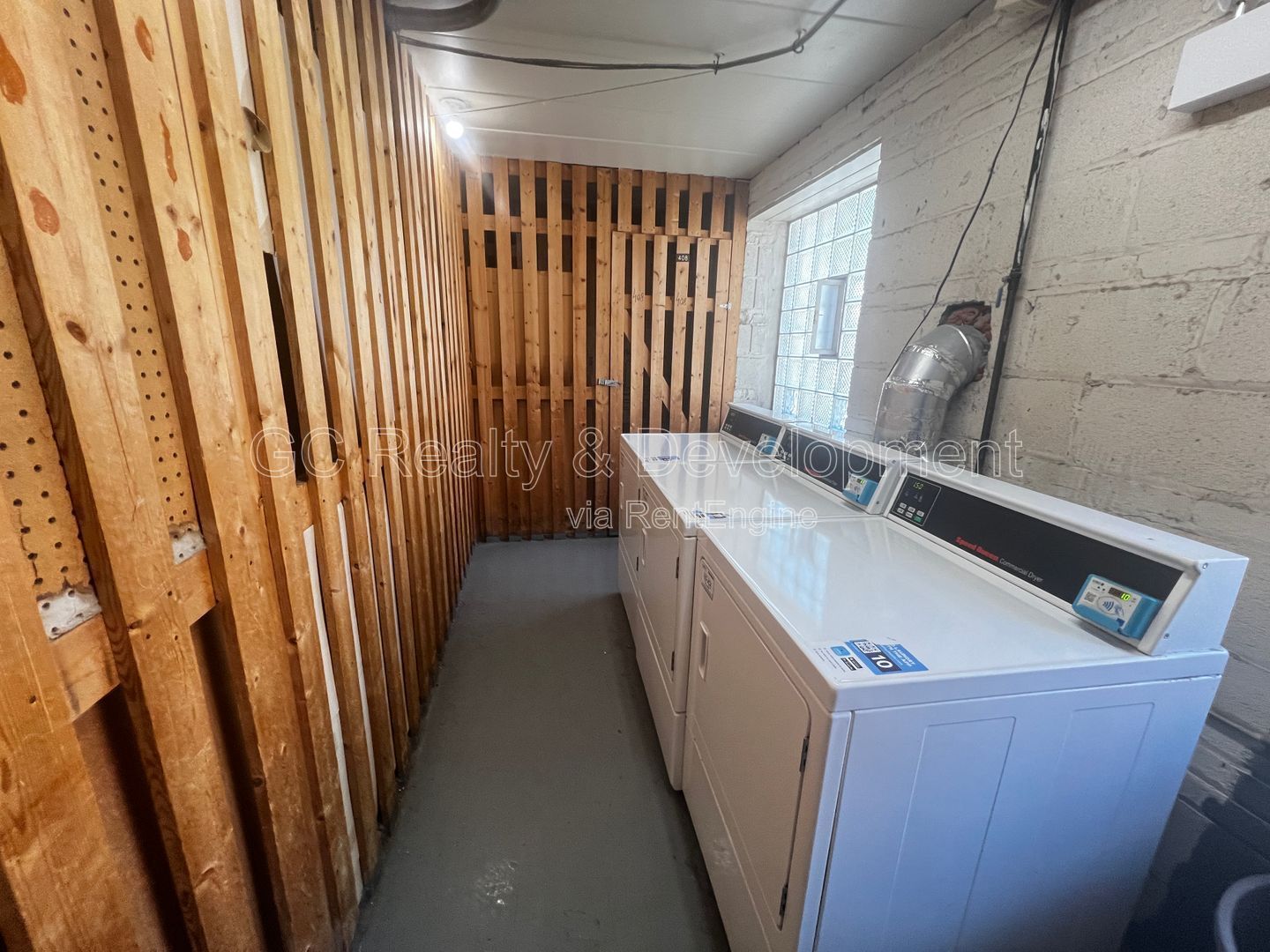 ***AVAILABLE 8-15-26! / TOP FLOOR / TENANT PAYS ELECTRIC ONLY / 2 BDRM - 1 BTH / APPL INCL / LAUNDY IN BUILDING*** property image