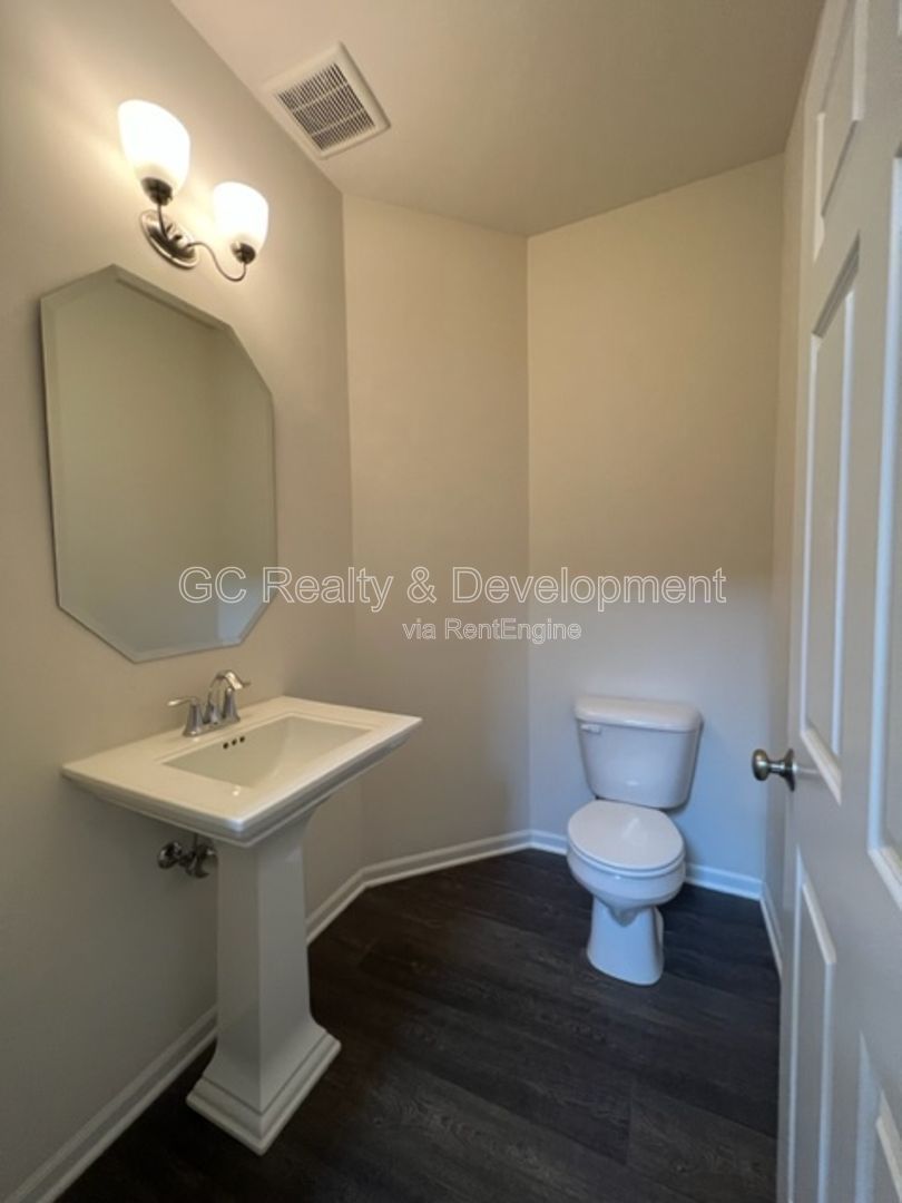 *** NEWER CONTRUCTION / EMERSON PARK / CENTRAL AIR / FINISHED LOWER LEVER / SS APPLIANCES / ATTACHED GARAGE *** property image