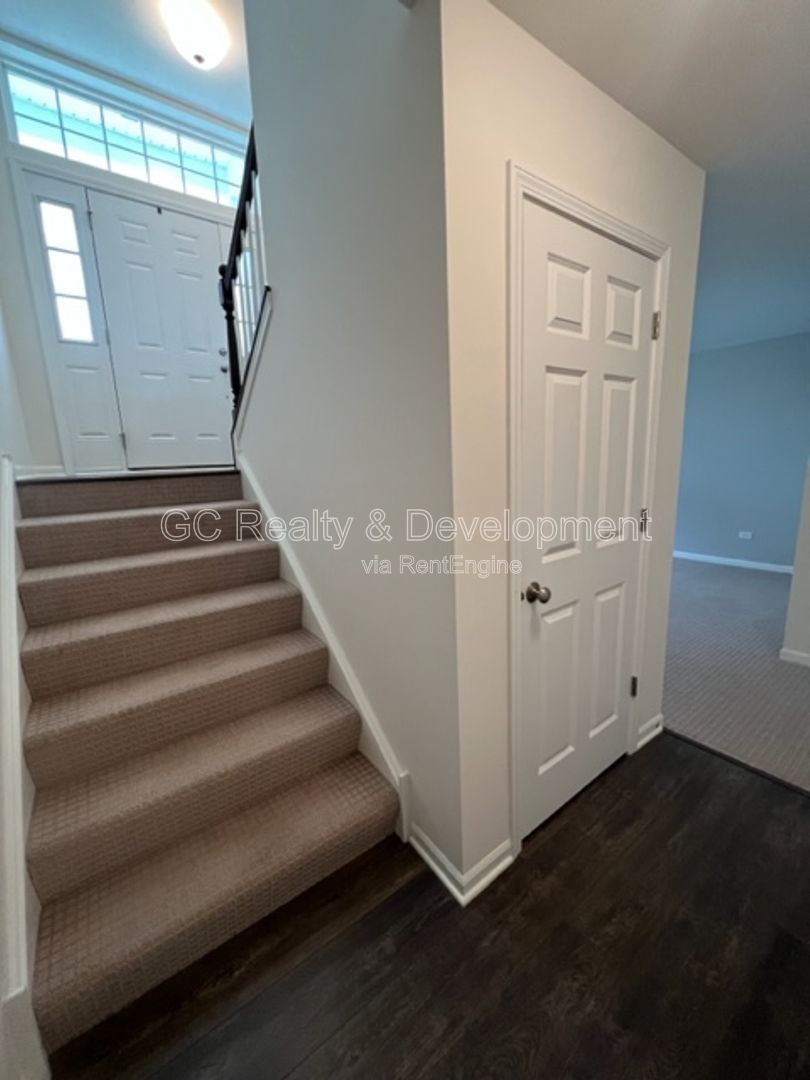 *** NEWER CONTRUCTION / EMERSON PARK / CENTRAL AIR / FINISHED LOWER LEVER / SS APPLIANCES / ATTACHED GARAGE *** property image