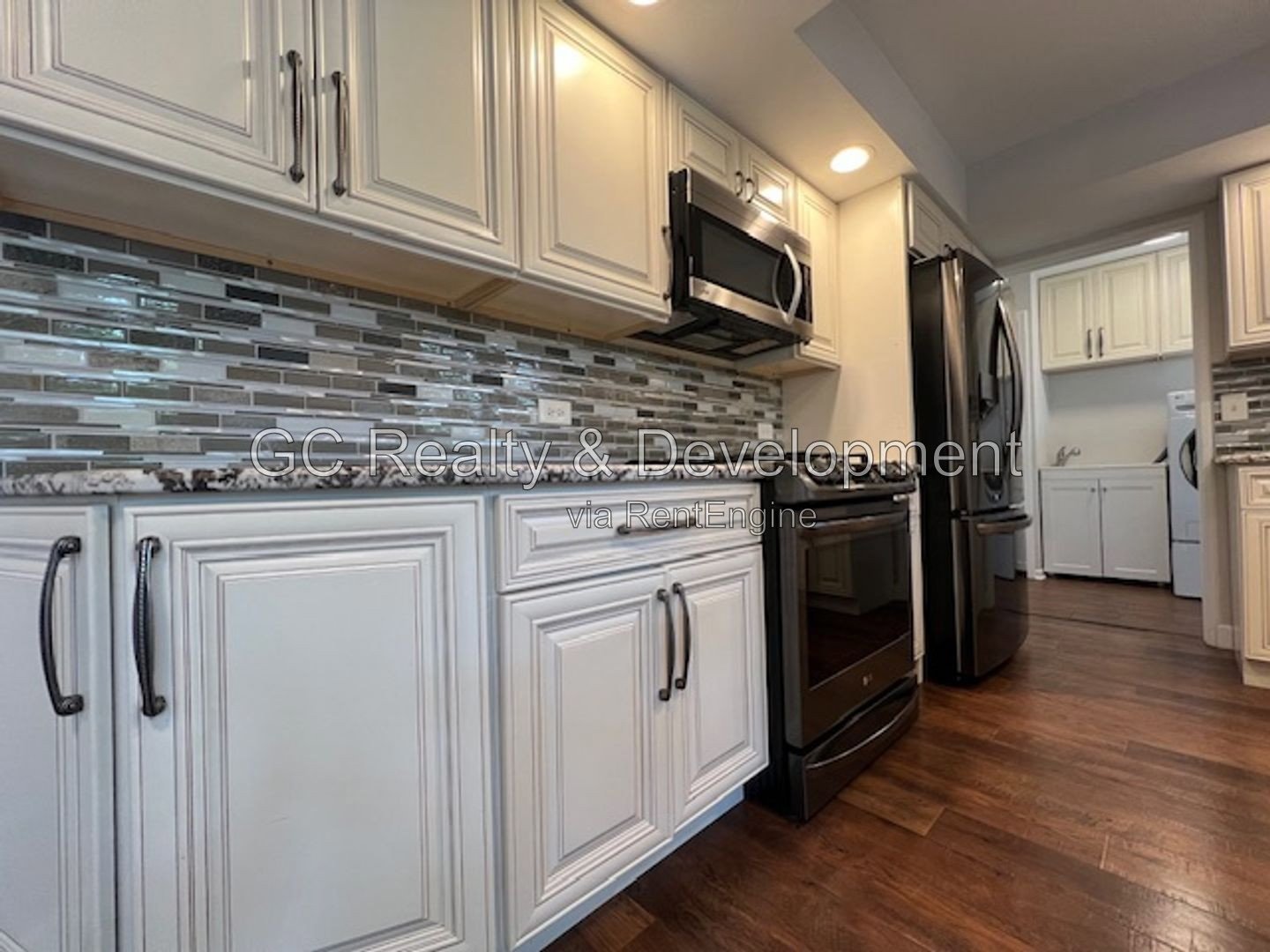 *** RECENTLY UPDATED / SS APPLIANCES / LARGE YARD / FINISHED BASEMENT / CENTRAL AIR / ATTACHED GARAGE *** property image