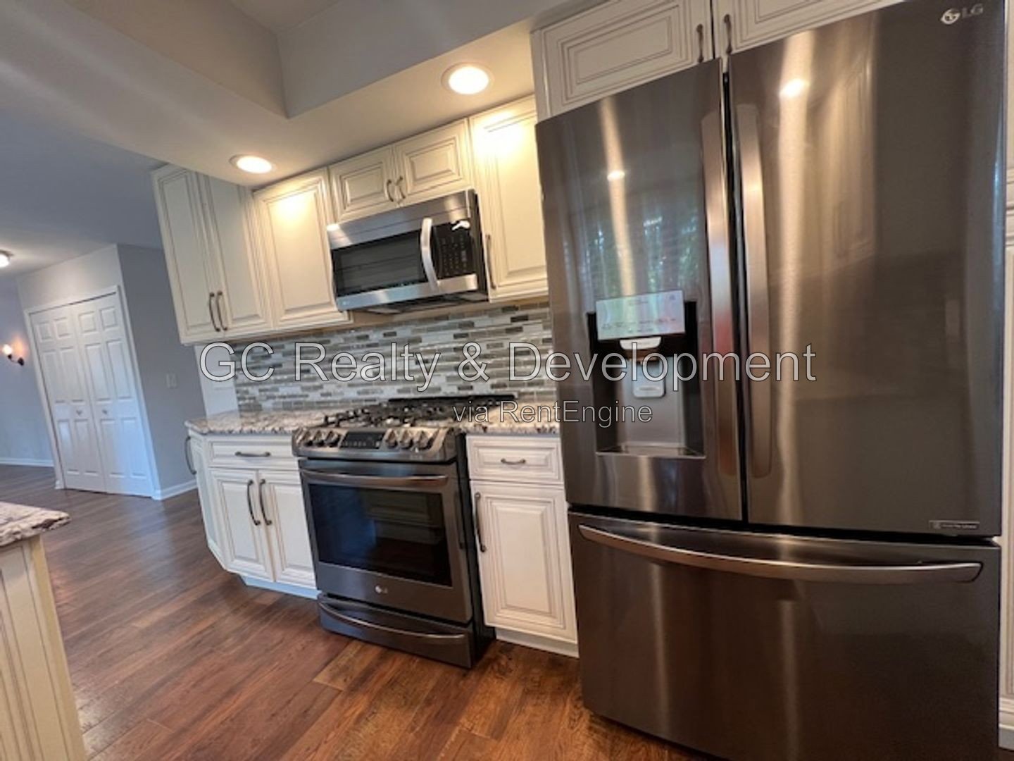 *** RECENTLY UPDATED / SS APPLIANCES / LARGE YARD / FINISHED BASEMENT / CENTRAL AIR / ATTACHED GARAGE *** property image
