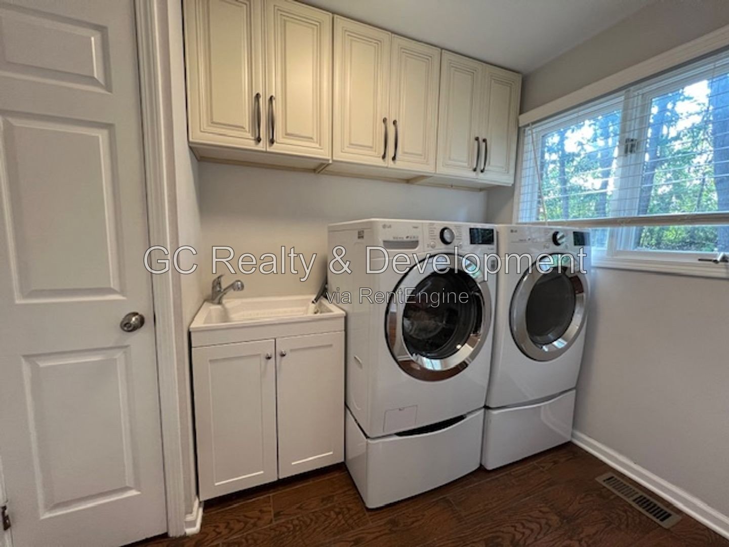 *** RECENTLY UPDATED / SS APPLIANCES / LARGE YARD / FINISHED BASEMENT / CENTRAL AIR / ATTACHED GARAGE *** property image
