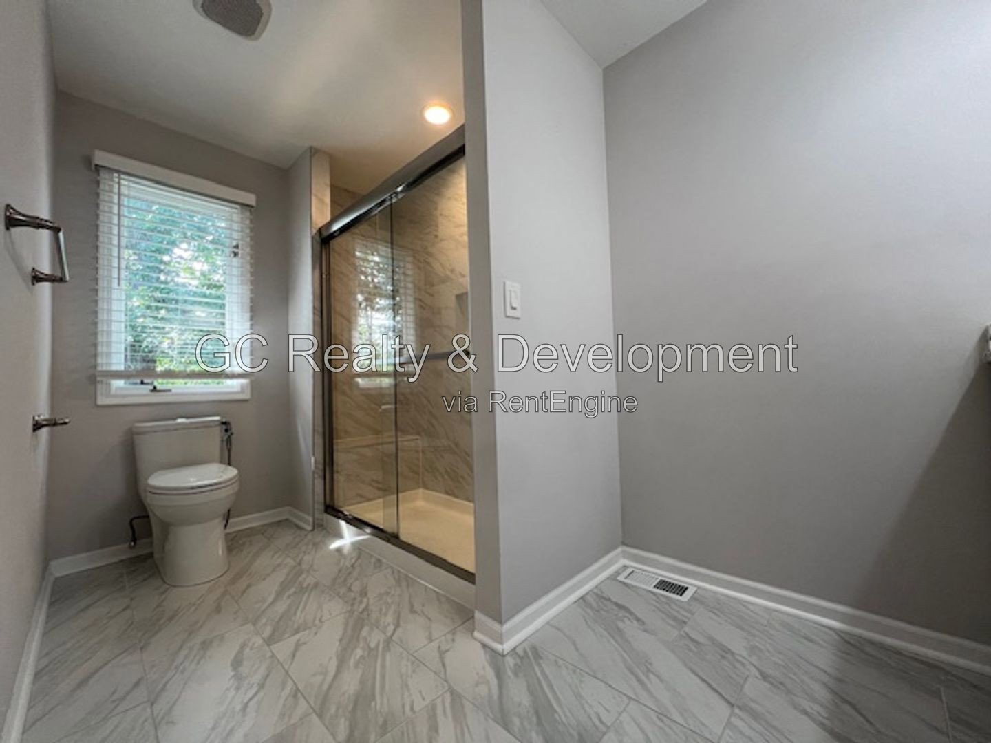 *** RECENTLY UPDATED / SS APPLIANCES / LARGE YARD / FINISHED BASEMENT / CENTRAL AIR / ATTACHED GARAGE *** property image
