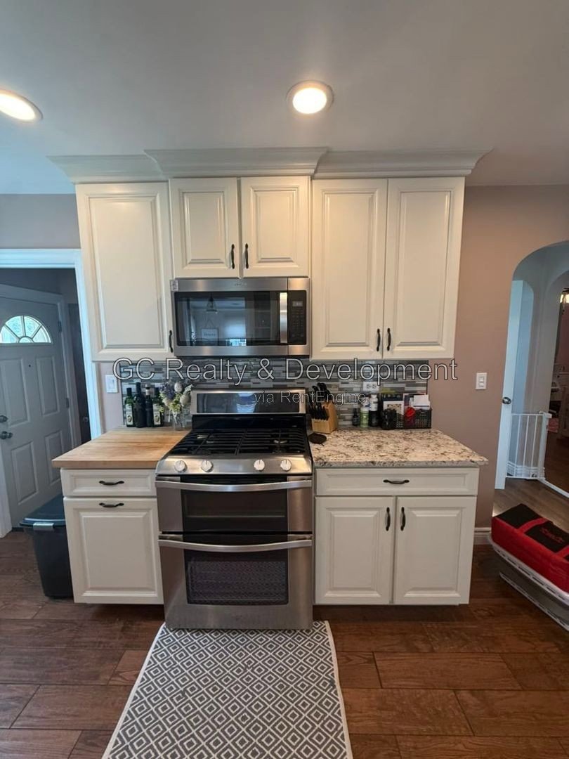 *** RECENTLY UPDATED / BACKYARD DECK / GARAGE / SS APPLIANCES / CENTRAL AIR / FINISHED BASEMENT *** property image