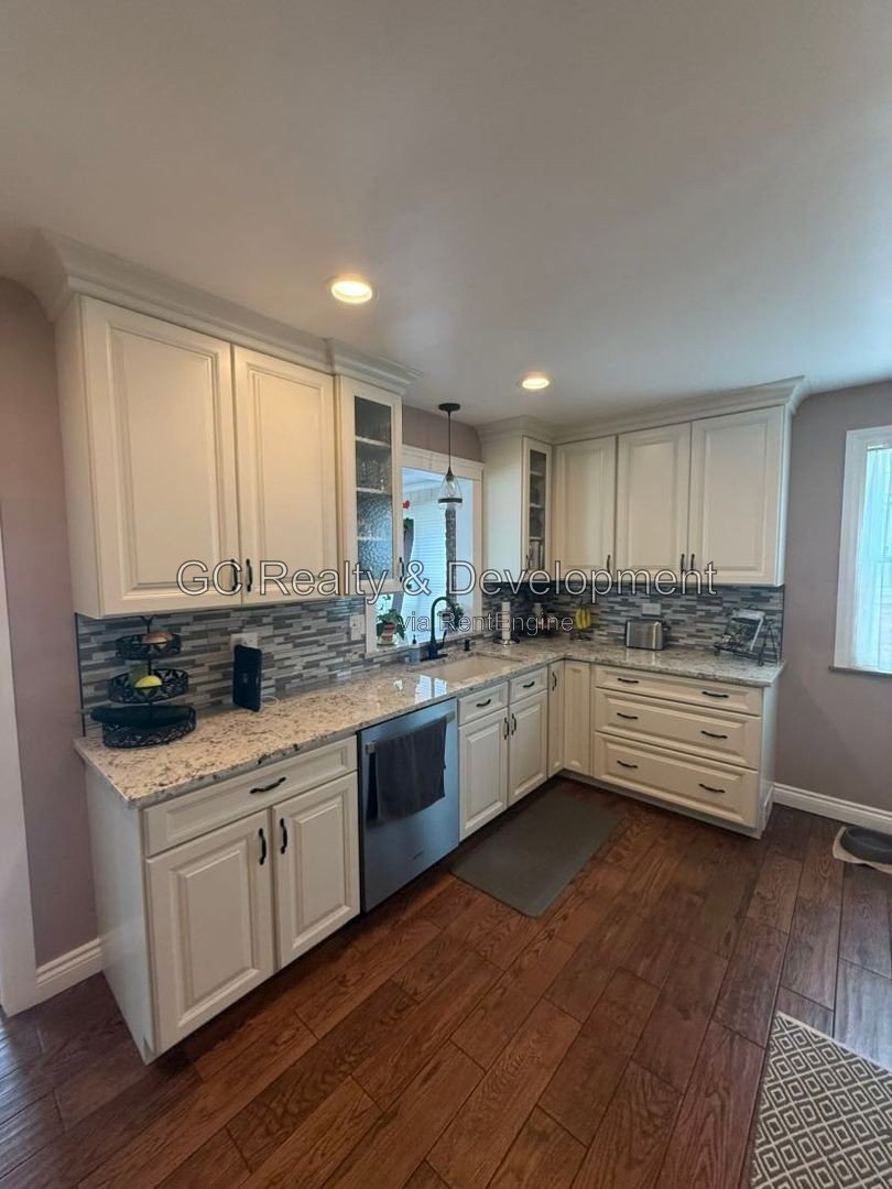*** RECENTLY UPDATED / BACKYARD DECK / GARAGE / SS APPLIANCES / CENTRAL AIR / FINISHED BASEMENT *** property image