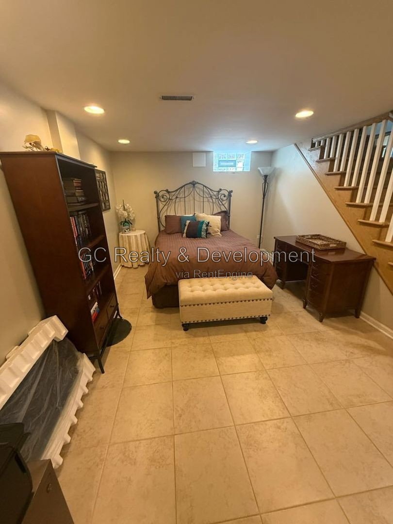 *** RECENTLY UPDATED / BACKYARD DECK / GARAGE / SS APPLIANCES / CENTRAL AIR / FINISHED BASEMENT *** property image