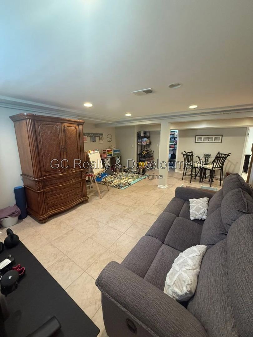*** RECENTLY UPDATED / BACKYARD DECK / GARAGE / SS APPLIANCES / CENTRAL AIR / FINISHED BASEMENT *** property image