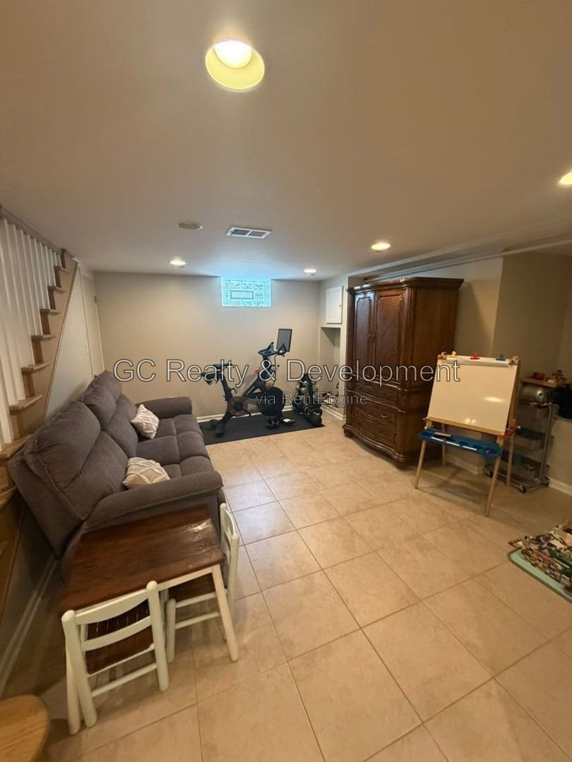 *** RECENTLY UPDATED / BACKYARD DECK / GARAGE / SS APPLIANCES / CENTRAL AIR / FINISHED BASEMENT *** property image