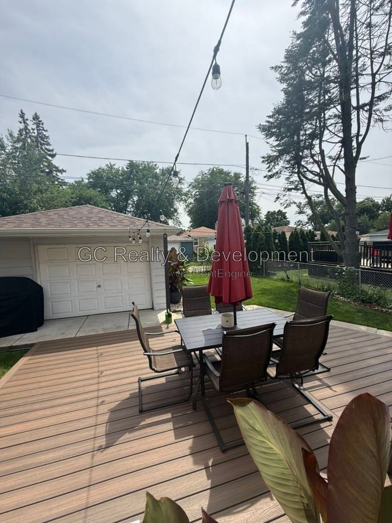 *** RECENTLY UPDATED / BACKYARD DECK / GARAGE / SS APPLIANCES / CENTRAL AIR / FINISHED BASEMENT *** property image