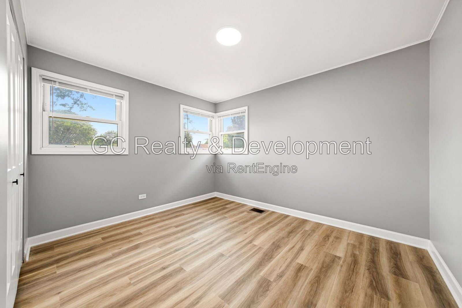 *** FULL REHAB / 2 BDRM / CENTRAL AC / DETACHED 2.5 CAR GARAGE / FENCED YARD / PET FRIENDLY *** property image