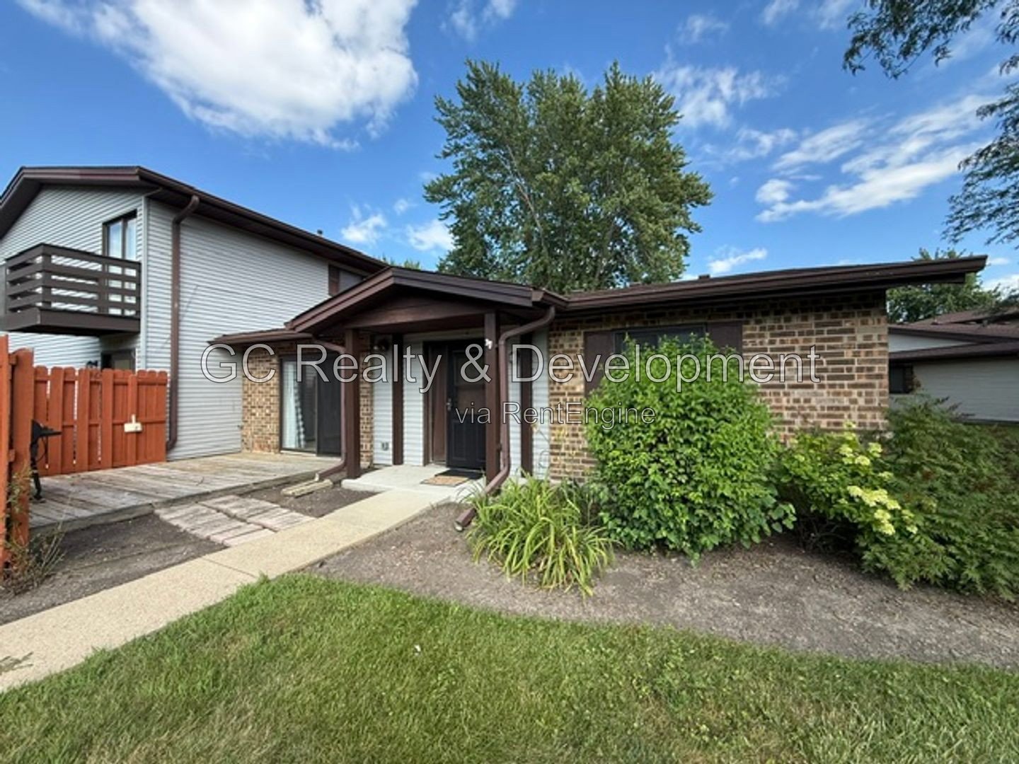 *** WOOD FLOORING / SS APPLIANCES / IN-UNIT LAUNDRY / GARAGE / CENTRAL AIR *** property image